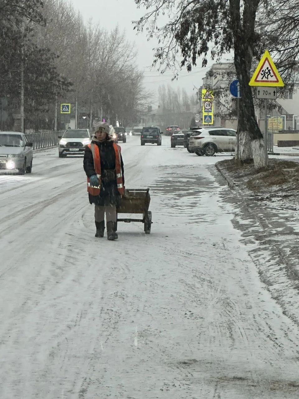  В связи с погодными условиями, коммунальные службы города и района ра...