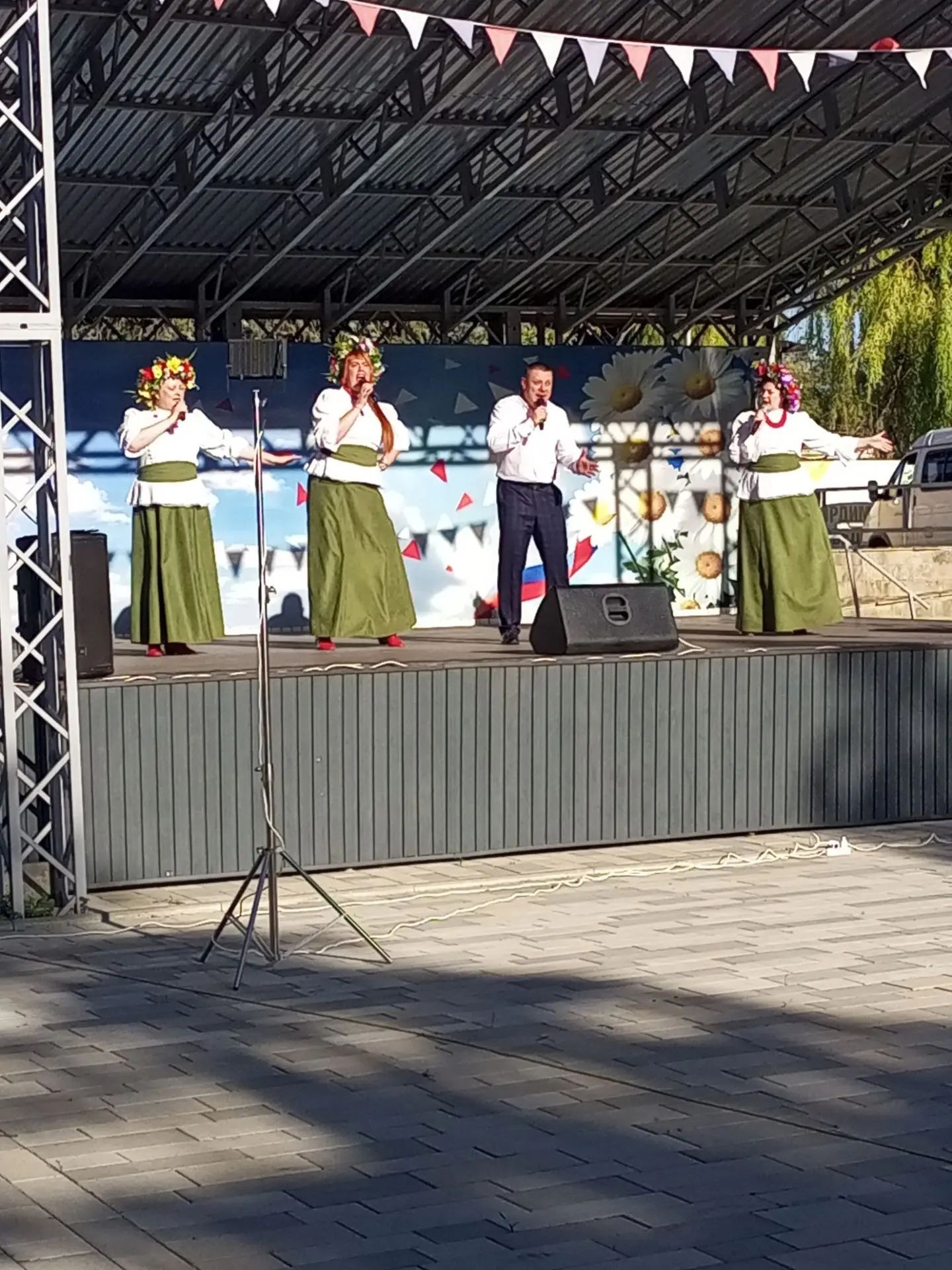 Сегодня в парке им. Маяковского прошли праздничные мероприятия, посвящённые Дню Флага Российской Федерации. В программе праздника были концерты и выст...