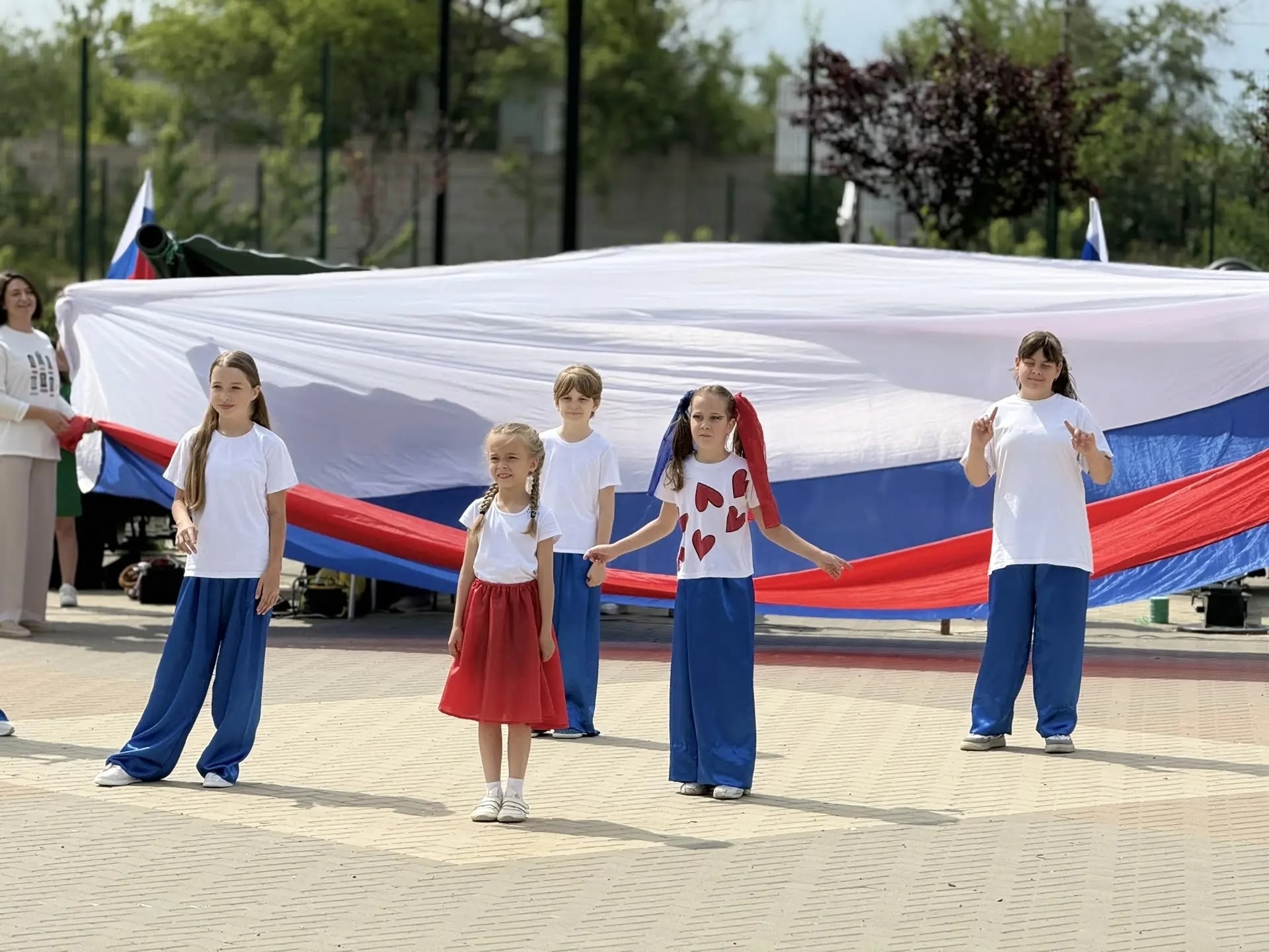 Сегодня в Белокалитвинском районе состоялись праздничные мероприятия, посвящённые Дню России!  Жителей и гостей района радовали выступления творческих...