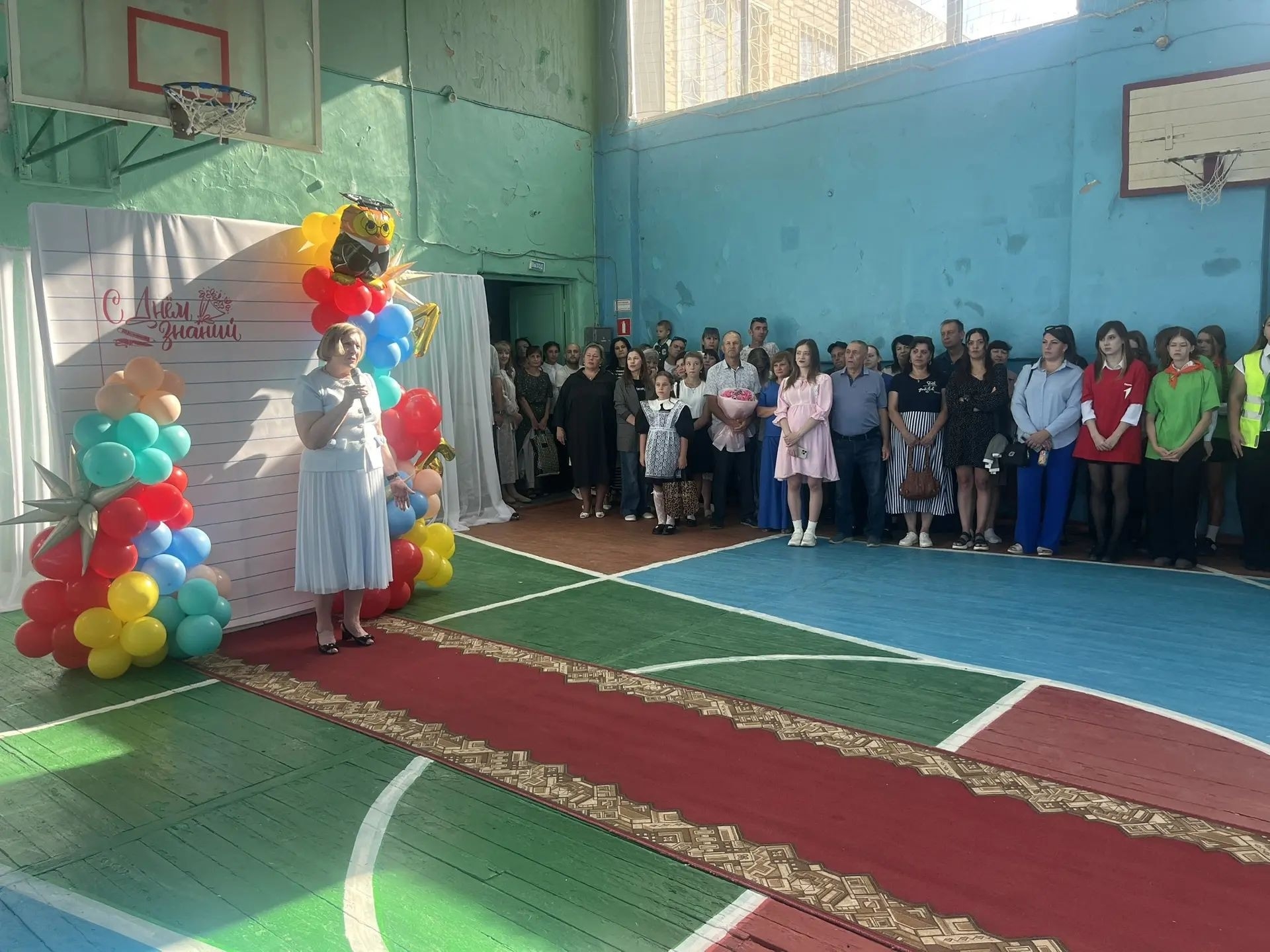  Сегодня во всех школах нашего района прозвенел первый звонок. На торжественных линейках школьников поздравили педагоги, родители и представители адми...
