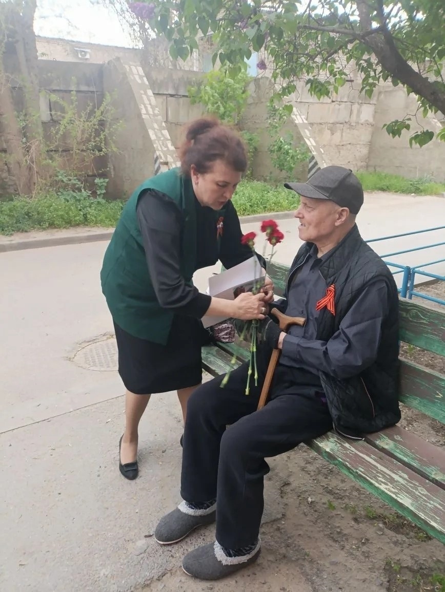 В преддверии великого праздника - Дня Победы - заместители главы администрации Белокалитвинского района поздравили ветеранов Великой Отечественной вой...