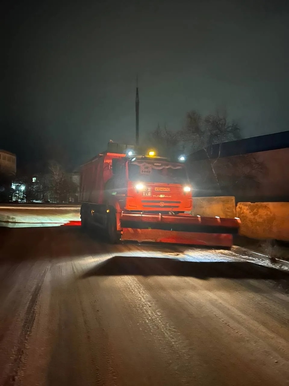  В связи с погодными условиями, коммунальные службы города и района ра...