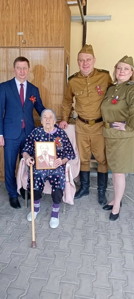 В преддверии 81-й годовщины Дня Победы - заместители главы администрации Белокалитвинского района поздравили ветеранов Великой Отечественной войны с п...
