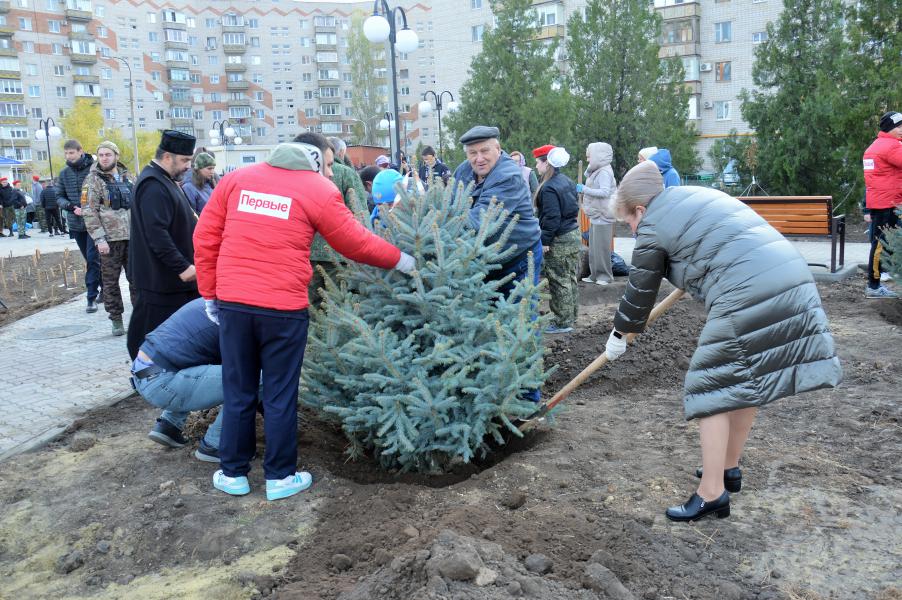 В Белокалитвинском районе продолжается облагораживание территории около храма в честь Державной иконы Божией Матери