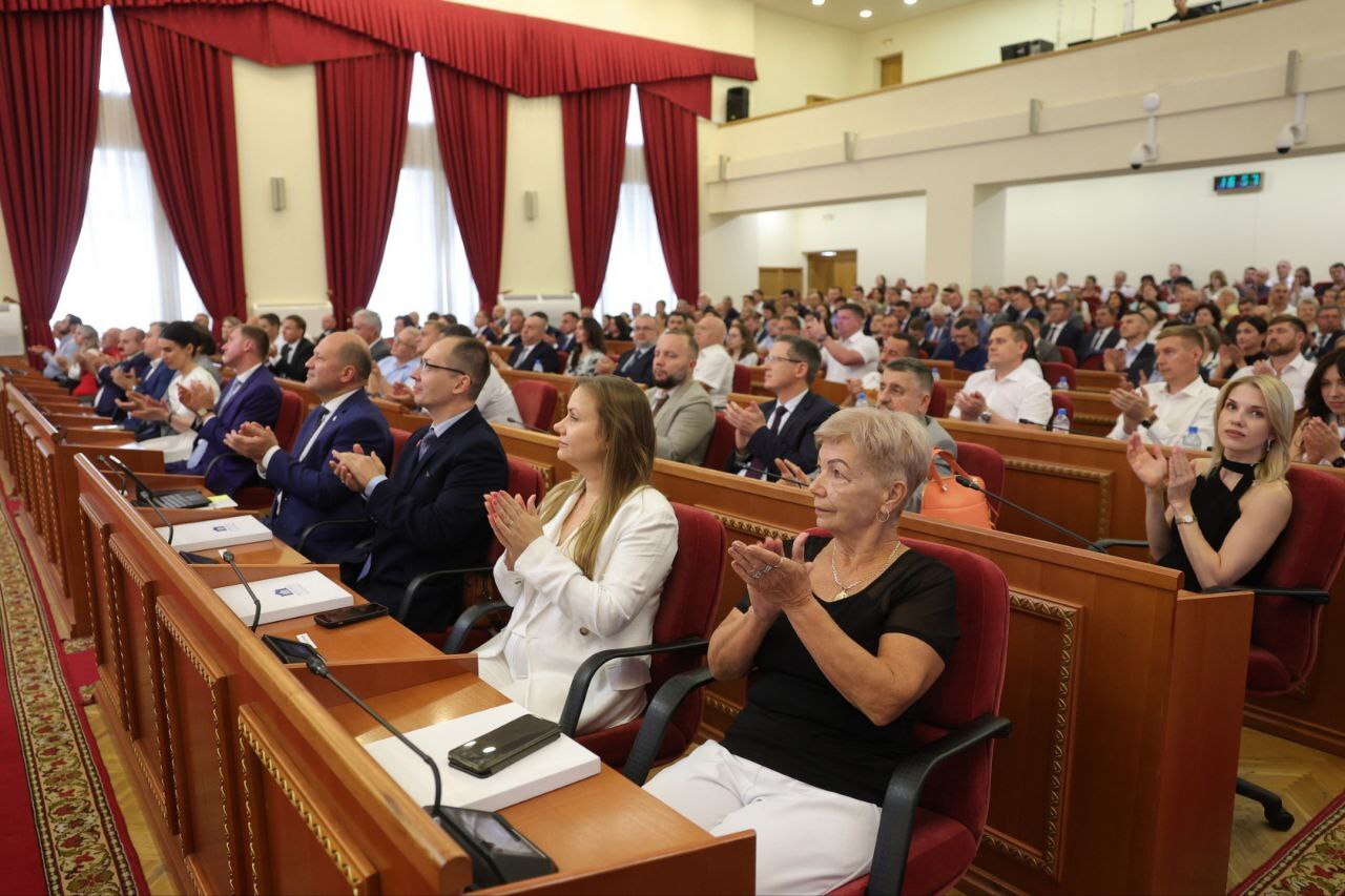 Лучшие работники строительной отрасли получили заслуженные награды.