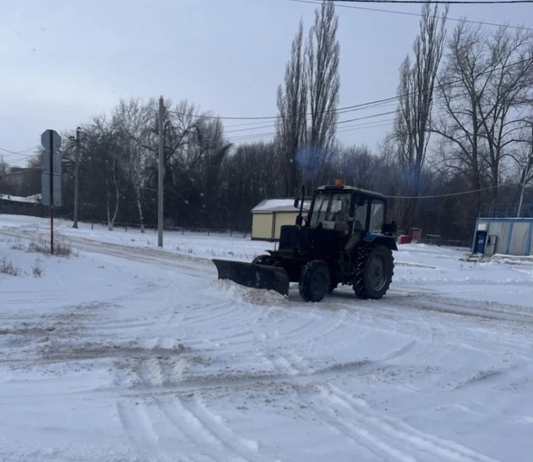 На территории города и района продолжается расчистка дорог и улиц от с...